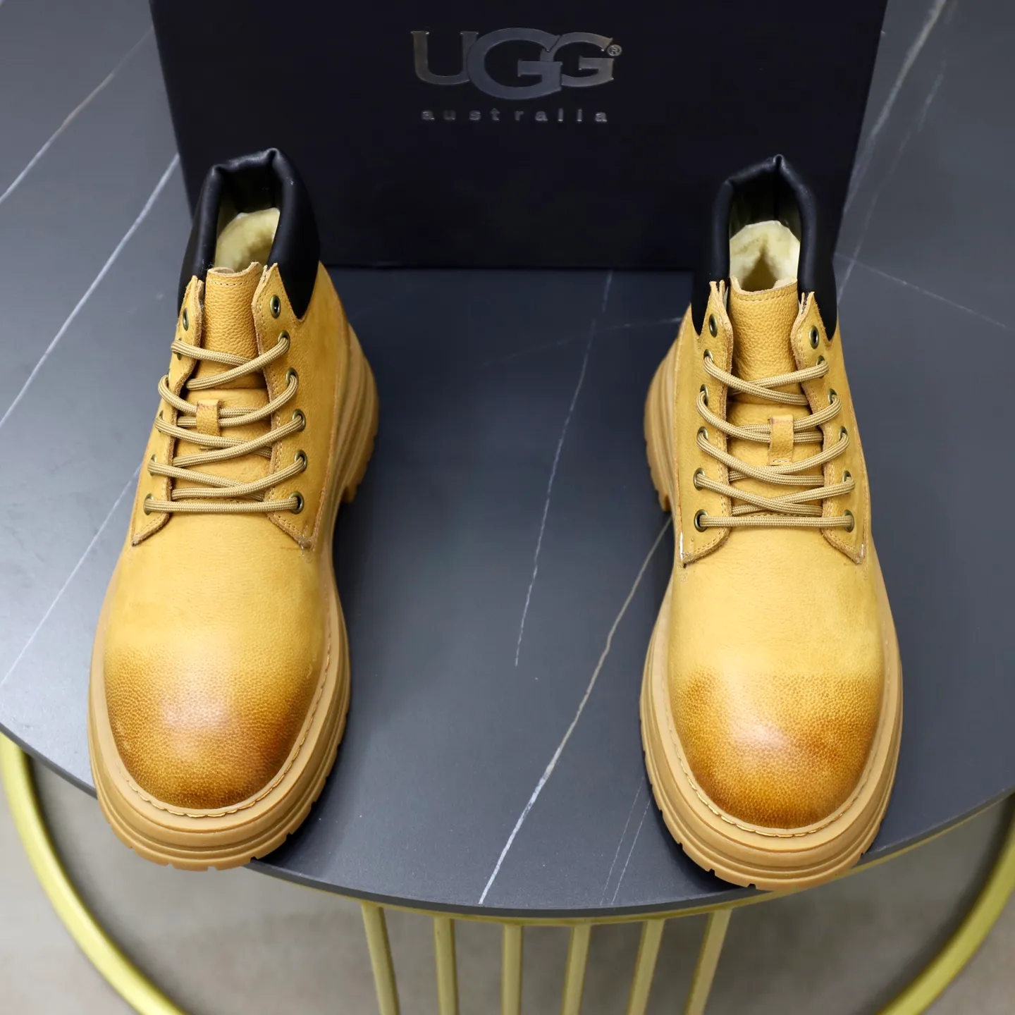 Ex-factory price: 680💰Thick wool imported from Australia Brand: UGG genuine purchasing agent Size: 38-44 (customized in 45) Grade: Official website 1:1 Material: First-layer genuine leather waterproof and antifreeze upper Real wool lining Original non-slip Soft wear-resistant outsole Style category: Men's casual shoes Trendy style Comfortable on the feet Color: Official website color synchronization